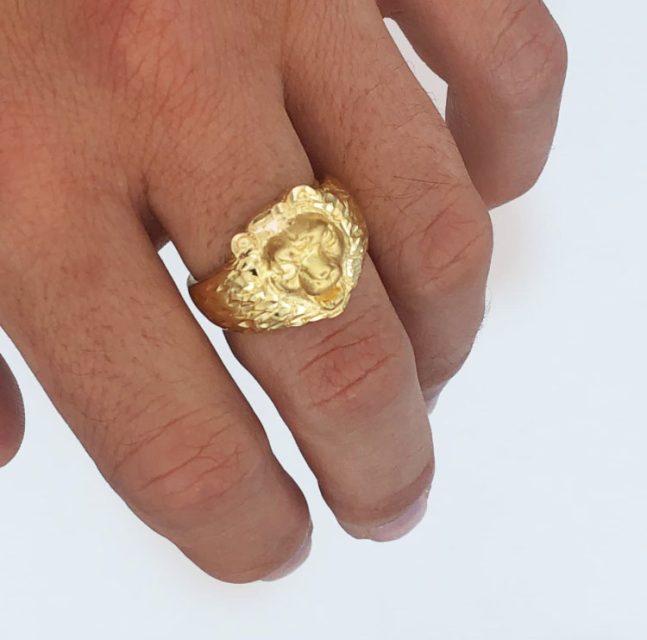 Sello oro 18k leon tallado