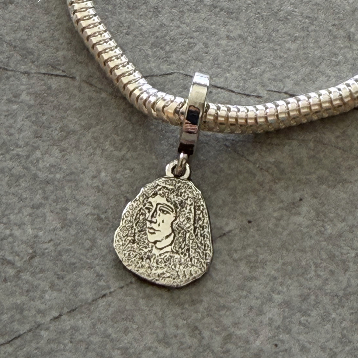 Charm plata virgen esperanza triana